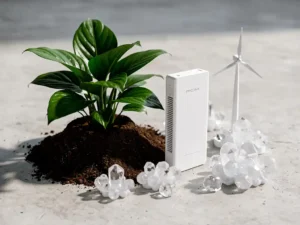 Groene plant groeit uit donkere aarde naast een wit PCM-koelpaneel, omringd door zoutkristallen en een miniatuur windturbine op beton.